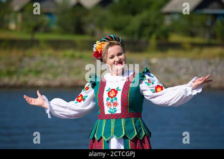 08 29 2020 Bielorussia, Lyaskovichi. Celebrazione in città. Bella donna slava. Bielorusso o ucraino in abito nazionale. Foto Stock