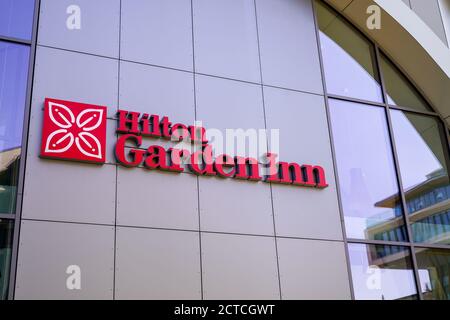 Bordeaux , Aquitaine / Francia - 09 20 2020 : Hilton Garden Inn catena di hotel logo e segno sulla parete motel edificio nella città di Bordeaux Francia Foto Stock