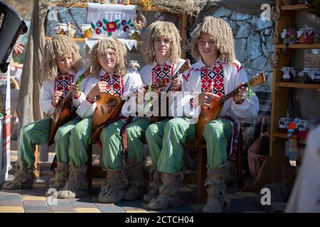 08 29 2020 Bielorussia, Lyaskovichi. Celebrazione in città. Musicisti etnici slavi ucraini o bielorussi con balalaika. Foto Stock