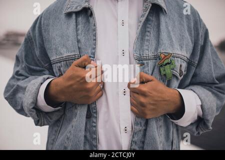 uomo e donna vestiti in bianco abiti da sposa denim blu giacche Foto Stock