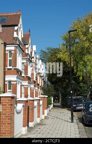 case edoardiane semi-indipendenti a tre piani che fiancheggiano una strada a chiswick, londra, inghilterra Foto Stock