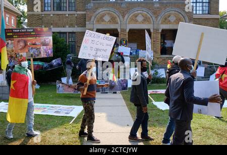 Ottawa, Canada. 22 settembre 2020. La gente della comunità locale Camerunese occupa l'ingresso dell'alta Commissione per la Repubblica del Camerun ad Ottawa per organizzare una protesta anti-Biya contro l'attuale presidente Paul Biya, dicendo che "basta" e chiedendo un cessate il fuoco e una fine alla guerra civile in Camerun. Dicono che sono pronti ad occupare fino a quando la vista cambiamenti effettivi. Credit: Meanderingemu/Alamy Live News Foto Stock