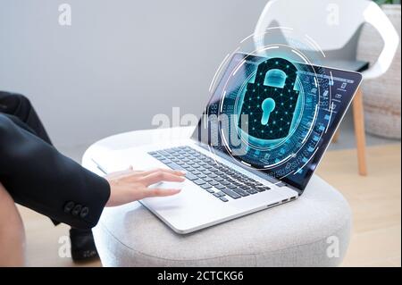 Premere il pulsante Invio sul computer. Serratura a chiave del sistema di sicurezza della tecnologia astratto mondo collegamento digitale cyber security su hi tech sfondo blu scuro, en Foto Stock