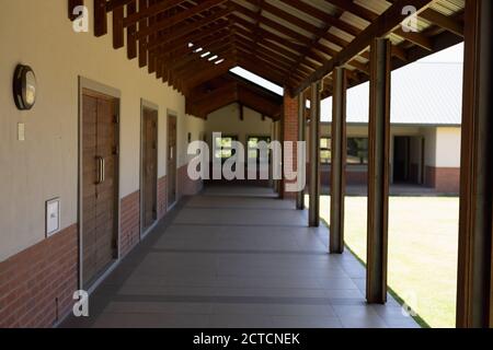 Corridoio esterno di una scuola elementare Foto Stock