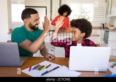 Padre e figlio si infuocano a casa Foto Stock