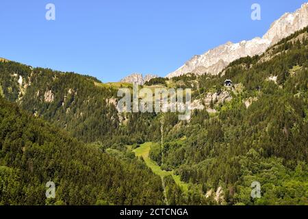 Vista di Plan Checrouit (1702 m.) con la stazione della funivia e il massiccio del Monte Bianco sullo sfondo in estate, Courmayeur, Aosta, Italia Foto Stock