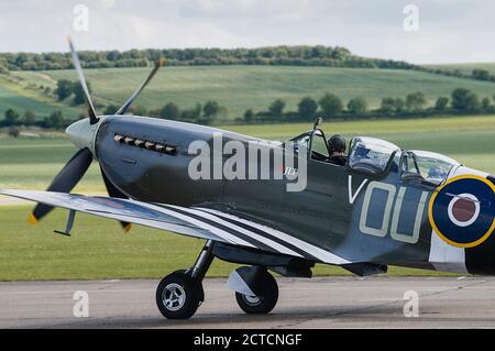 Un Supermarine Spitfire sul asfalto a IWM Duxford Foto Stock