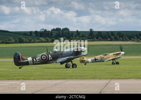 Un Supermarine Spitfire e Messerschmitt BF 109 sul campo d'aviazione A IWM Duxford Foto Stock