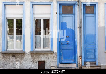 LILLE, FRANCIA - 19 luglio 2013. All'esterno una vecchia casa francese con porte in legno e finestre dipinte di blu Foto Stock