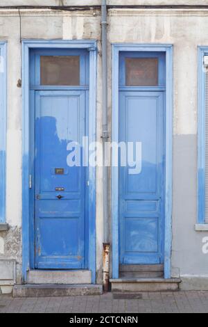 LILLE, FRANCIA - 19 luglio 2013. Vecchie porte dipinte di blu al di fuori delle case francesi in una strada a Lille, Francia Foto Stock