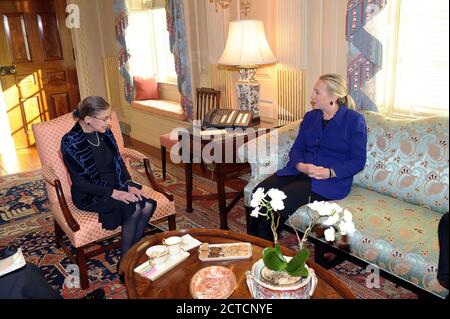 Il Segretario di Stato degli Stati Uniti Hillary Rodham Clinton incontra la Corte Suprema Giustizia Ruth Bader Ginsburg visita con il Segretario di Stato Hillary Rodham Clinton al Dipartimento di Stato degli Stati Uniti a Washington, D.C., il 25 gennaio 2012. Foto Stock