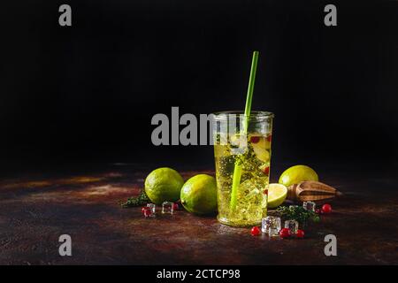 Bicchiere con lime limonata con timo, mirtillo rosso e ghiaccio su fondo chiaro. Rinfrescanti cocktail estivi, alcolici o non, fatti in casa o Detox i. Foto Stock