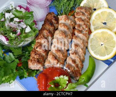 Lula kebab in cucina mediterranea con erbe fresche Foto Stock