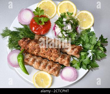 Lula kebab in cucina mediterranea con erbe fresche Foto Stock