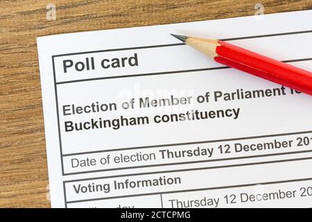 Scheda di sondaggio per un'elezione generale del Regno Unito, carta informativa sul voto sulla scrivania con matita Foto Stock