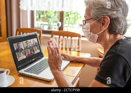 Antalya, TURCHIA - 21 settembre 2020. Vecchia donna che ha Zoom Meeting videoconferenza chiamata con la sua famiglia via computer. Soggiorno a casa Zoom meeting co Foto Stock