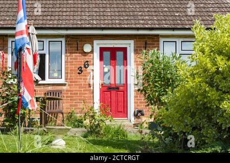 QUAINTON, Regno Unito - 15 maggio 2020. Porta anteriore e facciata di una casa bungalow in Buckinghamshire, Regno Unito Foto Stock