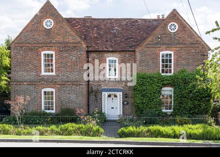 QUAINTON, Regno Unito - 15 maggio 2020. Facciata di una grande casa di patrimonio rurale Buckinghamshire, Regno Unito Foto Stock