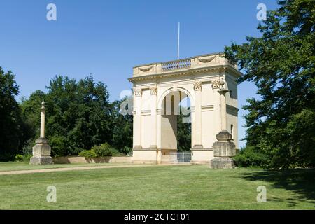 BUCKINGHAM, Regno Unito - 25 maggio 2020. L'Arco Corinziano, un punto di riferimento storico all'ingresso sud della Stowe House nel Buckinghamshire Foto Stock