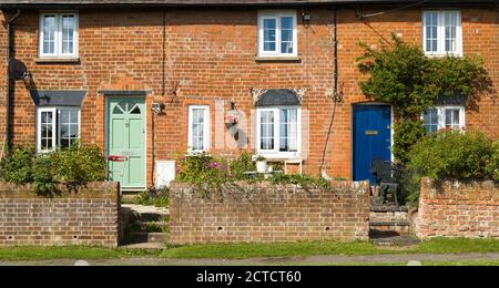 AYLESBURY, Regno Unito - 12 luglio 2020. Fila di vecchi cottage terrazzati in un villaggio Buckinghamshire, Regno Unito Foto Stock