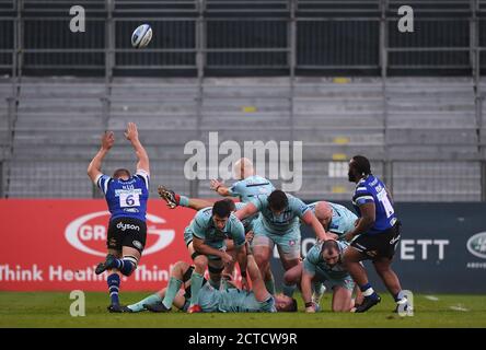 Area ricreativa, Bath, Somerset, Regno Unito. 22 settembre 2020. Premiership inglese Rugby, Bath contro Gloucester; Willi Heinz di Gloucester calcia sotto pressione di Tom Ellis di Bath Credit: Action Plus Sport/Alamy Live News Foto Stock