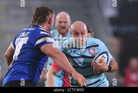 Area ricreativa, Bath, Somerset, Regno Unito. 22 settembre 2020. Inglese Premiership Rugby, Bath contro Gloucester; Willi Heinz di Gloucester mani fuori Will Stuart di Bath dopo aver preso una rapida pena di credito: Action Plus Sport / Alamy Live News Foto Stock