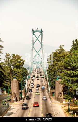 VANCOUVER; CANADA - 10 AGOSTO 2017: Traffico Lions Gate Bridge a Vancouver, vista aerea. Foto Stock