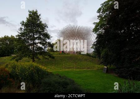 L'Hive, una struttura a rete torreggiante in Kew Gardens che rappresenta una vera e propria alveare, una cornice interbloccante. Foto Stock