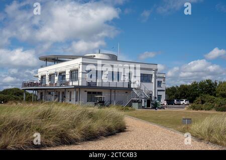 Hayling Island Golf Club, Links Lane, Hayling Island, Hampshire, Inghilterra, UK - vista del club house art deco. Foto Stock