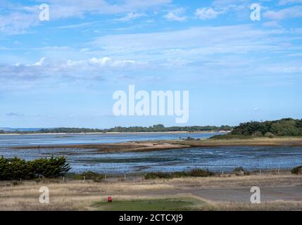 Hayling Island Golf Club, , Hayling Island, Hampshire, Inghilterra, UK - vista dal golf club attraverso il porto di Langstone verso la città di Portsmouth. Foto Stock