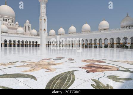 Una foto di un giorno della Grande Moschea Sheikh Zayed, cortile interno con pavimento in marmo di Abu Dhabi con cupole, archi e colonne. La moschea è stata completata nel 2007. Foto Stock