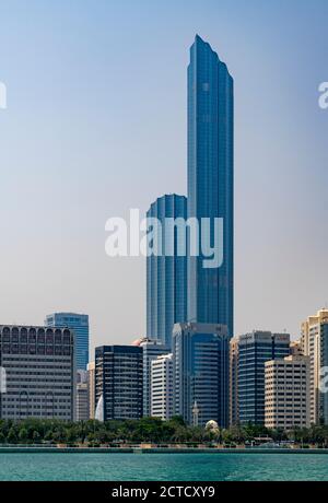 World Trade Center Abu Dhabi lungo la Corniche. Colpo preso dall'acqua. Costruzione completata 2014. Foto Stock