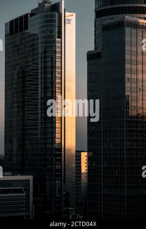 Edificio Rondo 1 e Torre Spektrum al tramonto, Varsavia, Polonia. Foto Stock