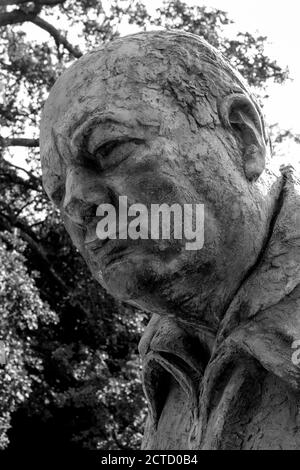 Blenheim Palace un sito patrimonio dell'umanità dell'UNESCO, Woodstock, Oxfordshire, UK - busto di Sir Winston Churchill nel giardino commemorativo di Winston Churchill Foto Stock