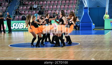 Orenburg, Russia - 3 ottobre 2019: Le ragazze cheerleading si esibiscono in una partita di pallacanestro nella partita del campionato russo tra i club di pallacanestro Foto Stock