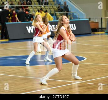 Orenburg, Russia - 3 ottobre 2019: Le ragazze cheerleading si esibiscono in una partita di pallacanestro nella partita del campionato russo tra i club di pallacanestro Foto Stock