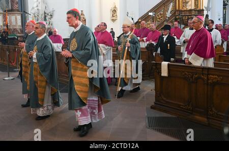 22 settembre 2020, Hessen, Fulda: Il Cardinale Reinhard Marx (l-r), Arcivescovo di Monaco e di Freising, Mons. Nikola Eterovic, Nunzio Apostolico, il Cardinale Rainer Maria Woelki, Arcivescovo di Colonia, E Georg Bätzing, Vescovo di Limburgo e Presidente della Conferenza Episcopale tedesca, si trasferiscono nella Cattedrale di Fulda per il servizio di apertura dell'Assemblea plenaria autunnale della Conferenza Episcopale tedesca. I vescovi tedeschi si riuniscono tradizionalmente a settembre nella tomba di San Bonifacio nella città cattedrale dell'Assia orientale. La riunione di tre giorni si concentra sul processo di riforma con la parola chiave "Via sinodale" Foto Stock