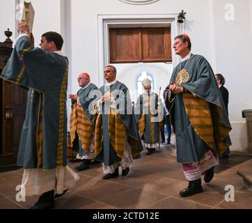 22 settembre 2020, Hessen, Fulda: Alle spalle di un celebrante delle Sacre Scritture, il Cardinale Reinhard Marx (l-r), Arcivescovo di Monaco e Freising, l'Arcivescovo Nikola Eterovic, Nunzio Apostolico, Georg Bätzing, Vescovo di Limburgo e Presidente della Conferenza Episcopale tedesca, Rainer Maria Woelki, Arcivescovo di Colonia, esce dalla sagrestia al servizio di apertura dell'Assemblea Plenaria autunnale della Conferenza Episcopale tedesca nella Cattedrale di Fulda. I vescovi tedeschi si riuniscono tradizionalmente a settembre nella tomba di San Bonifacio nella città della cattedrale orientale hesiana. Durante i tre giorni m Foto Stock