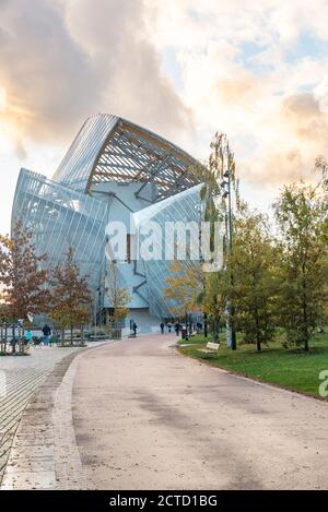 Vista frontale della Fondazione Louis Vuitton di Frank Gehry completata nel 2014. Bois de Boulogne, Parigi, FR. Foto Stock