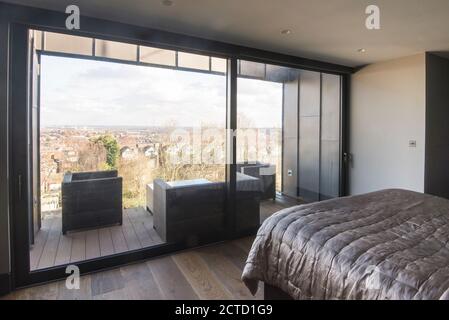 Camera da letto principale con vista panoramica verso East London di un appartamento ristrutturato ultimo piano di una grande proprietà vittoriana indipendente e la conversione soffitta tra cui nuova estensione dormer a formare un nuovo loft a due piani, a Londra, Regno Unito. Foto Stock