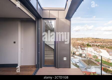 Camera da letto principale con vista panoramica verso Alexandra Palace di un appartamento ristrutturato ultimo piano di una grande proprietà vittoriana indipendente e conversione soffitta tra cui nuova estensione dormer a formare un nuovo loft a due piani, a Londra, Regno Unito. Foto Stock