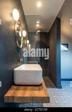 Bagno privato di un appartamento ristrutturato ultimo piano di una grande proprietà vittoriana indipendente e la conversione soffitta compresa la nuova estensione dormer a formare un nuovo loft a due piani, a Londra, Regno Unito. Foto Stock