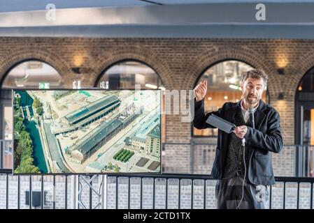 L'architetto Thomas Heatherwick parla all'anteprima stampa di Coal Drops Yard, un quartiere commerciale di King's Cross, Regno Unito. Completato nel 2018 è un progetto di riutilizzo adattivo di ex magazzini del carbone. Foto Stock