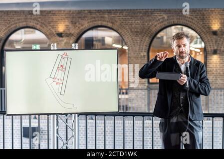 L'architetto Thomas Heatherwick parla all'anteprima stampa di Coal Drops Yard, un quartiere commerciale di King's Cross, Regno Unito. Completato nel 2018 è un progetto di riutilizzo adattivo di ex magazzini del carbone. Foto Stock