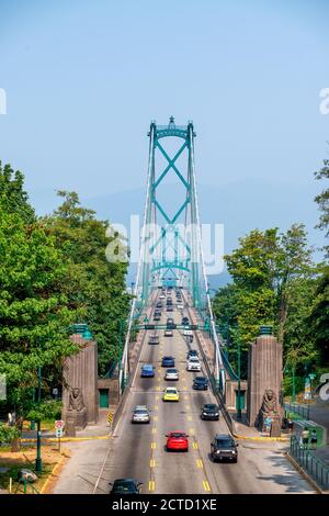 Lions Gate Bridge Traffic a Vancouver, vista aerea. Foto Stock