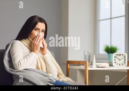 Donna malsana che soffre di virus o infezione a casa, copia spazio. Paziente femminile che tratta sintomi di freddo all'interno Foto Stock