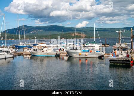 COWICHAN BAY, CANADA - 13 AGOSTO 2017: Porto con barche nella stagione estiva, Foto Stock