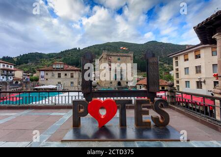 Il villaggio di Potes in Picos de Europa. Cantabria, Spagna Foto Stock