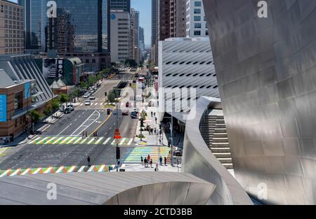 Una foto di una giornata estiva di Grand Avenue, Los Angeles, California, USA che mostra alcune delle sue iconiche architetture, persone e traversate pedonali. Scatto preso dalla scala esterna alla Sala Concerti Walt Disney. Foto Stock