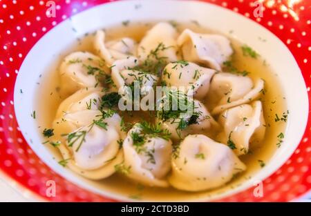 Piatto di gnocchi di pelmeni russi con ripieno di carne. Foto Stock